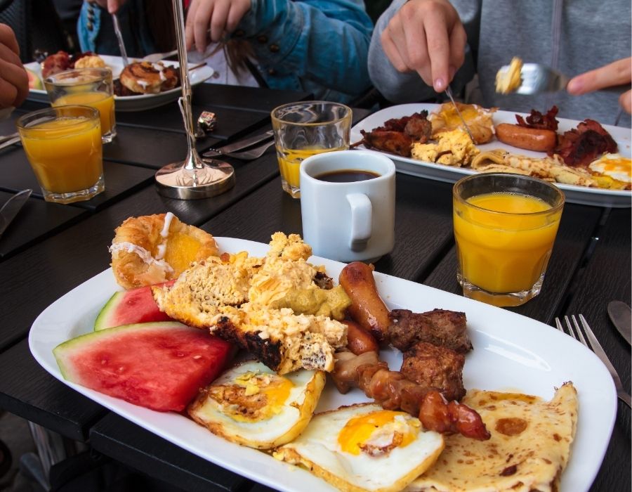 people eating brunch 